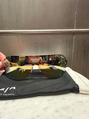 Quay SHOWTIME Sunglasses in Mirrored Gold